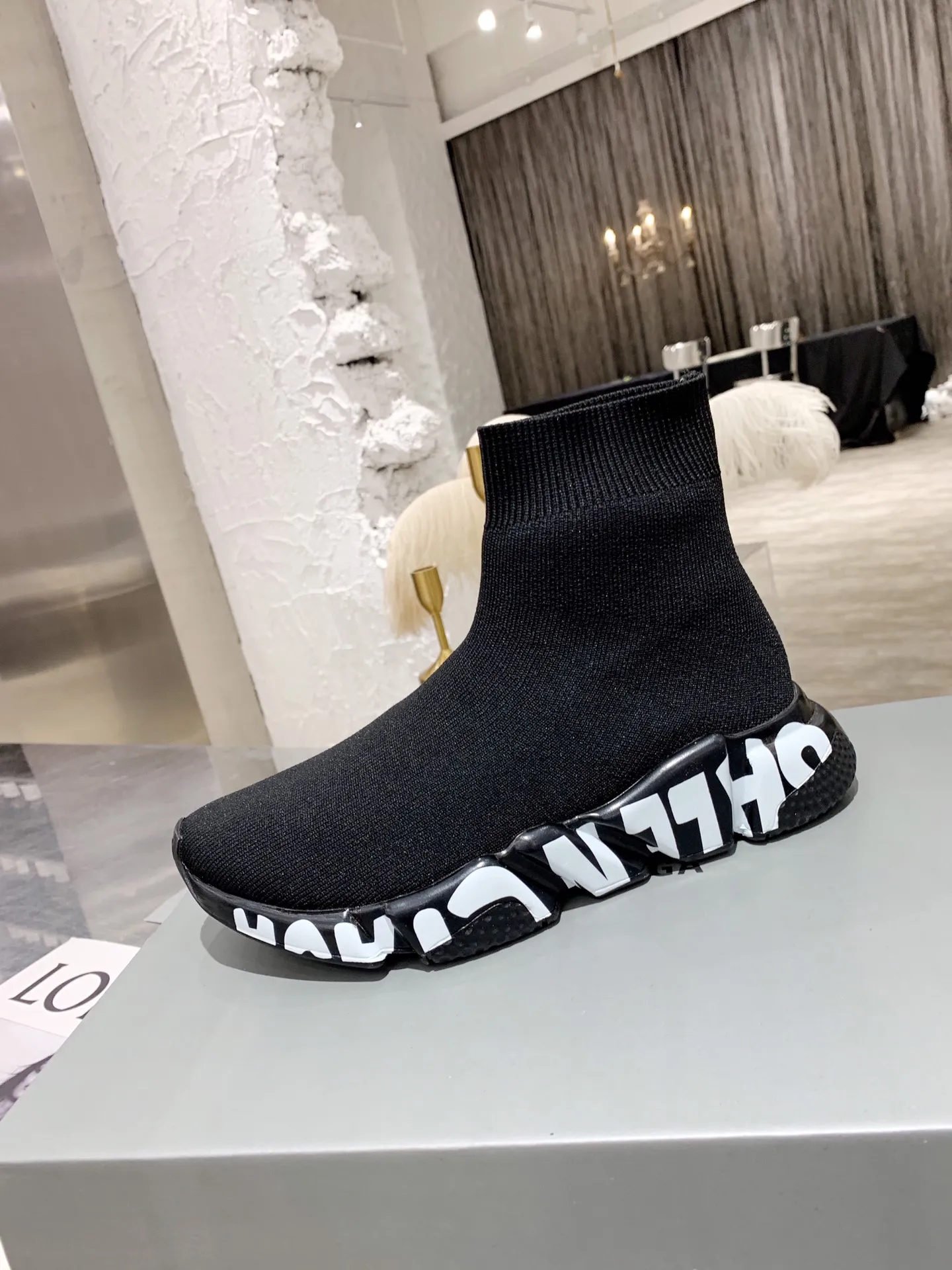 👟👟Ex-factory price 420👟👟 [Ready stock top version vacuum outsole] Balenciaga 👣Size: 35 36 37 38 39 40 41 42 43 44 45 [Socks in original packaging delivered] 🔥Balenciaga's "Speed" High-top sock-style sneakers are instantly recognizable and have ever-lasting popularity. This item is made in Italy from stretch knitted fabric. The rubber sole has excellent elasticity. Only half of the brand name printed on it is visible. Compared with the previous exaggerated and eye-catching style, it has a sense of "half-covering the face as if holding a pipa", and the brand's ingenuity in innovating the logo printing trend can also be seen.